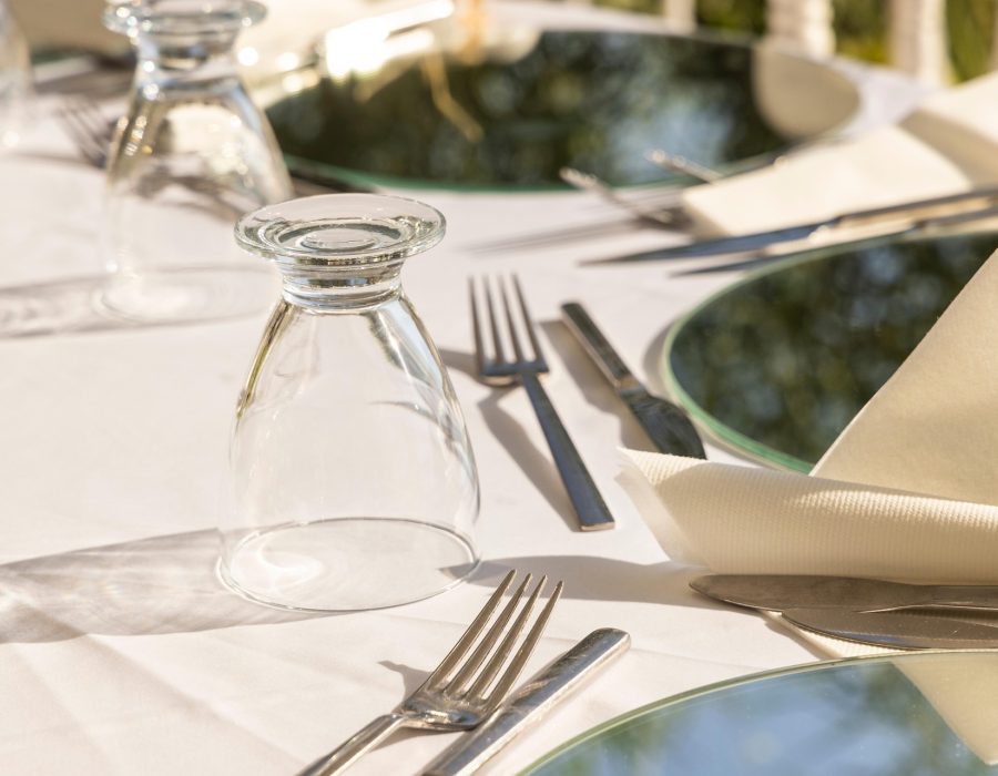 table-6657853_1920